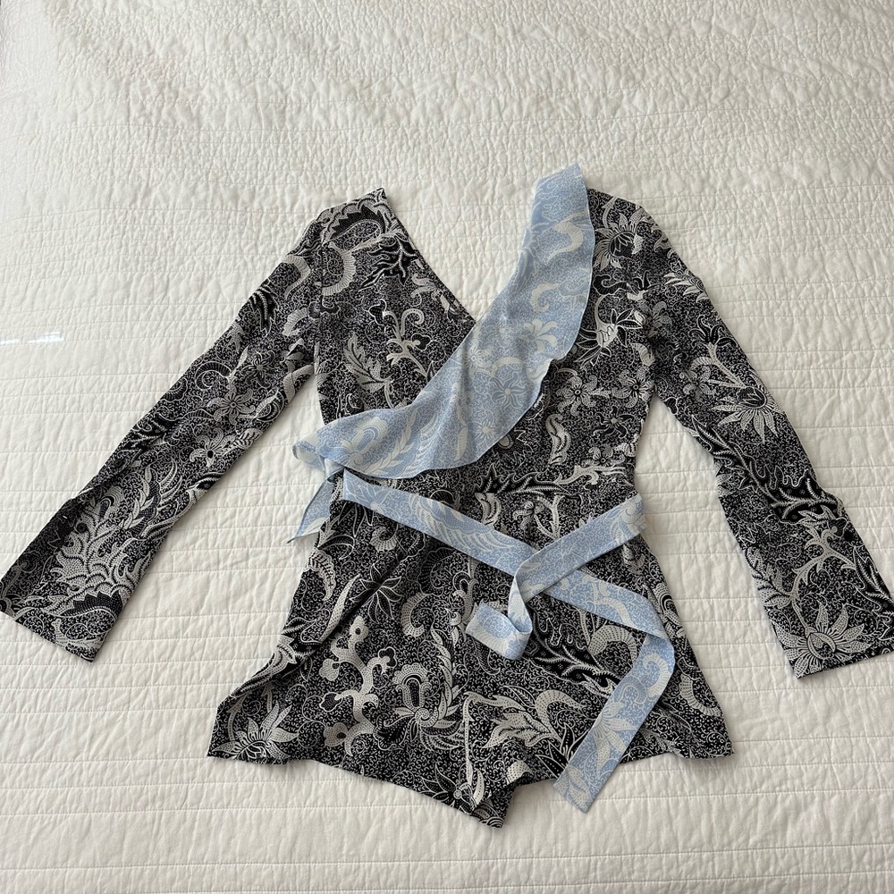 Diane von Furstenberg black/white floral ruffle silk romper Size 2